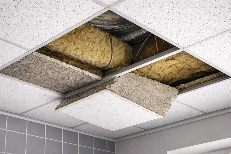 faux plafond ancien avec dalles pouvant contenir de l'amiante