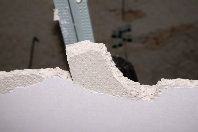 Amiante dans les protections coupe-feu au premier étage d'une maison ancienne